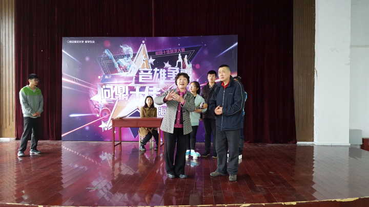 老师们为饰演铁镜公主和杨延辉的演员示范