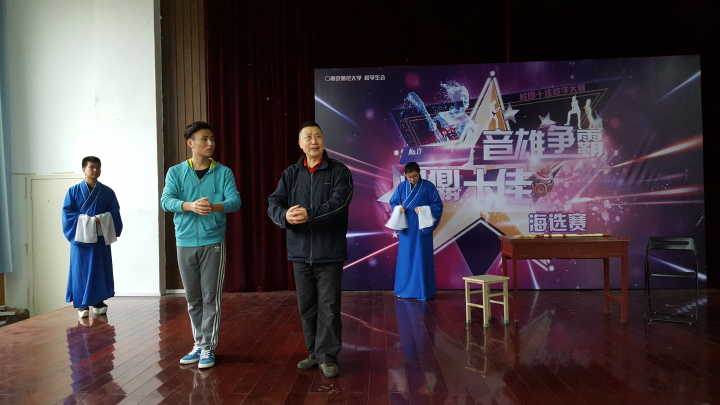 王老师为见弟一折中杨四郎饰演者示范身段