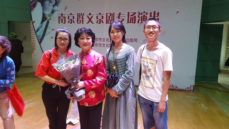 我社社员与喻慧霞老师合影留念