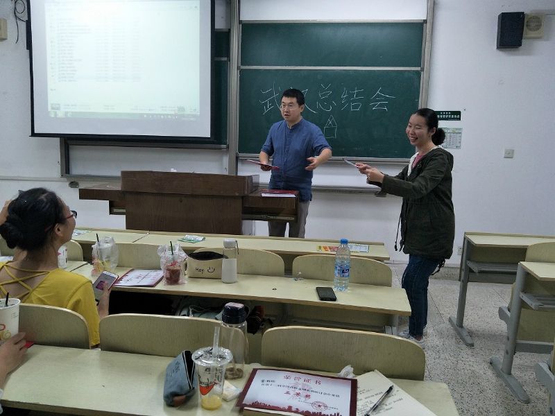 殷师为社员颁发奖状