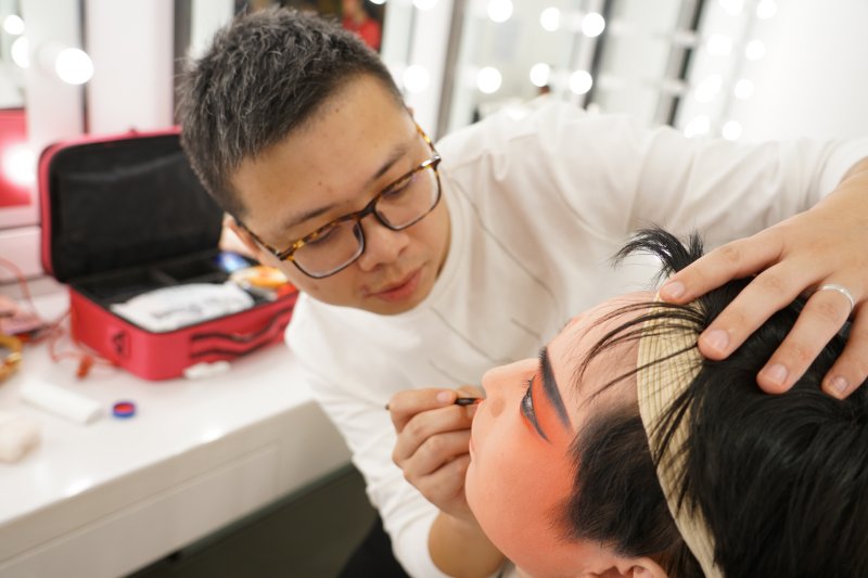 周鑫义务帮忙为大学生化妆（刘超）