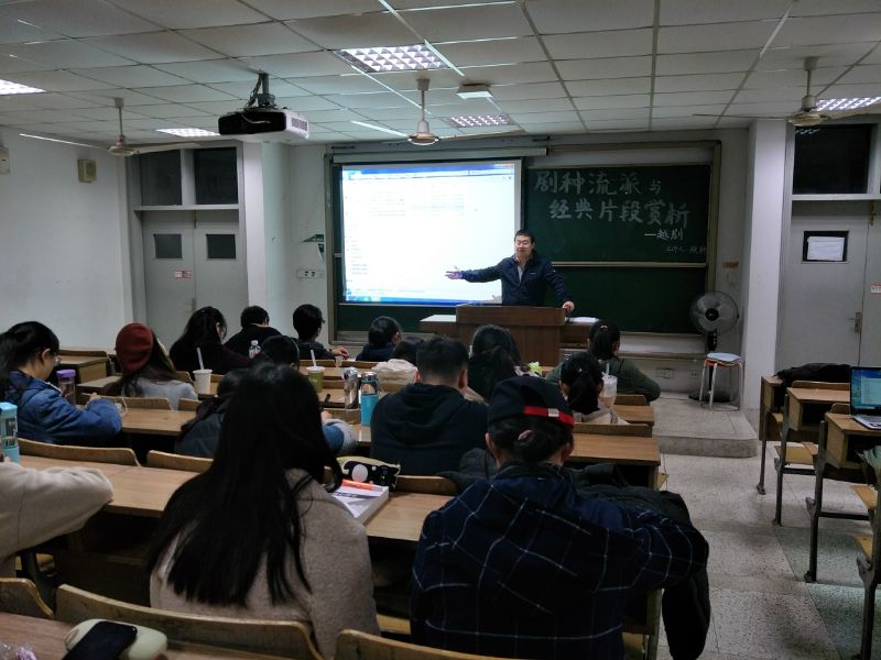 我社指导老师殷翀开展了《剧种、流派与经典片段赏析——越剧》专题讲座