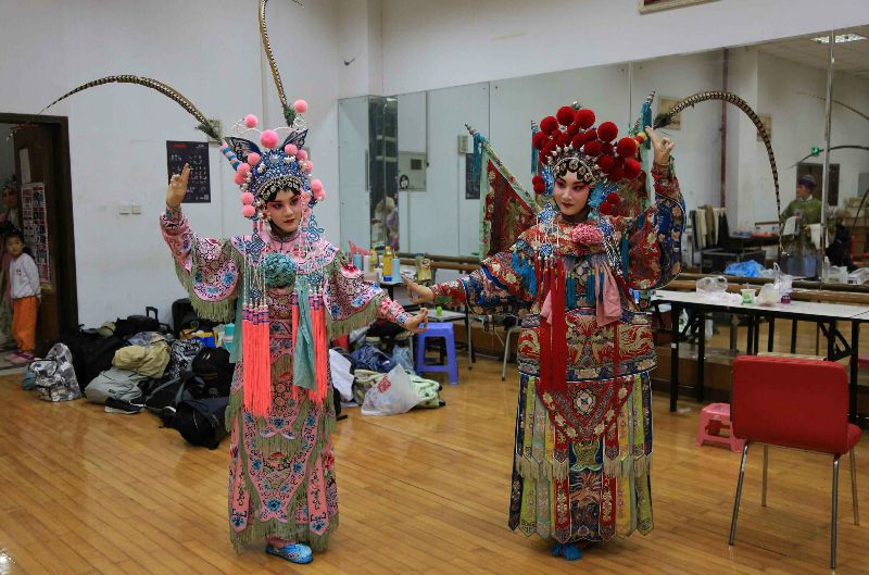 南中医社员张芷烨（左）与我社社员胡笑源（右）