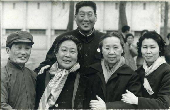 第一排崔兰田（左二）陈素真（左三）