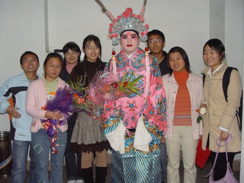 江苏高校京剧演出后社员合影