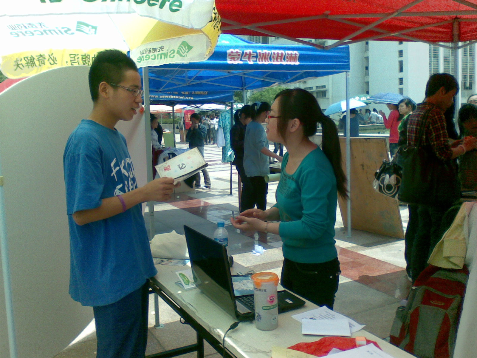 社员在解答同学们对于戏曲的一些疑问