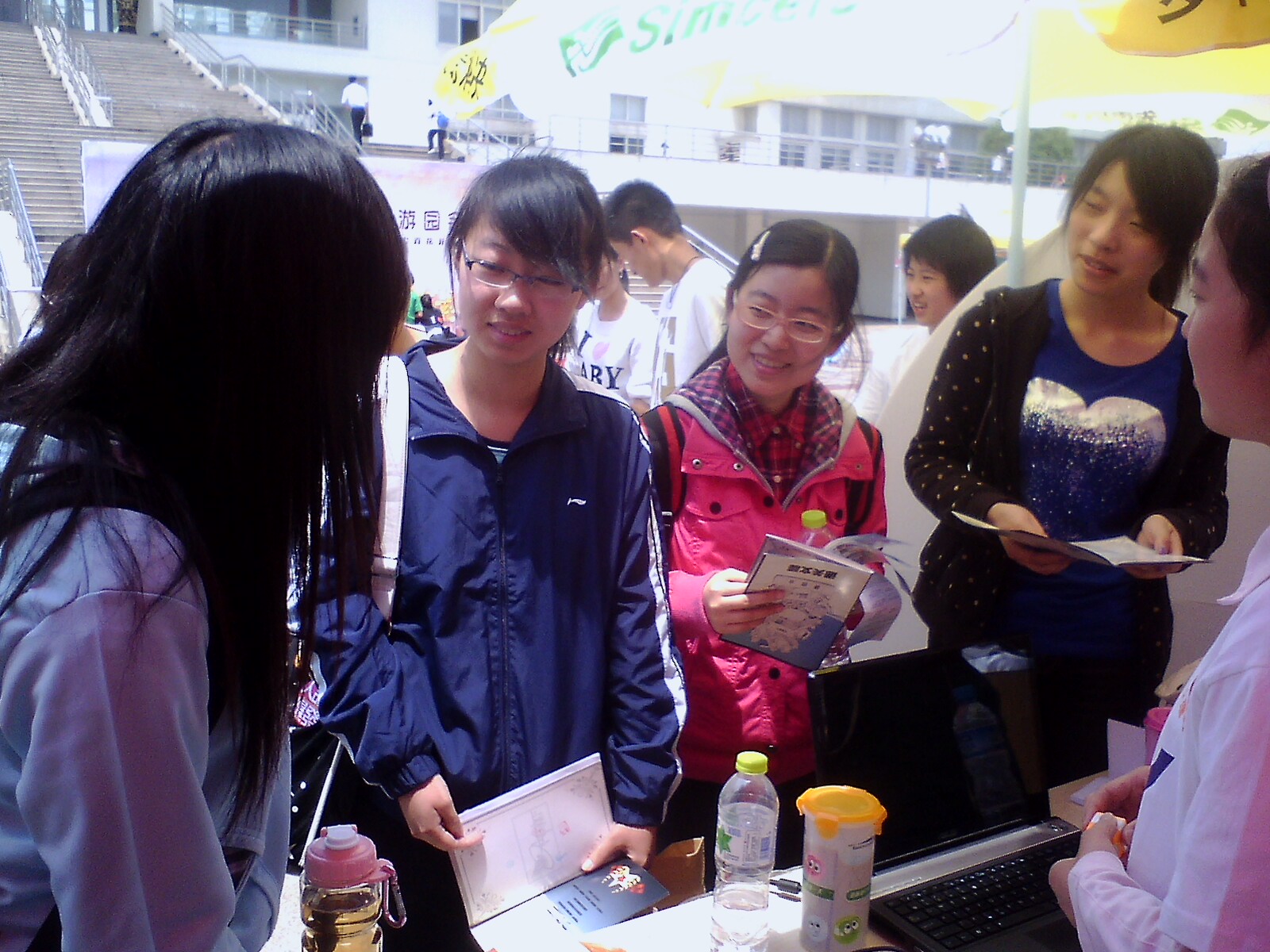 一大群同学们被吸引过来交流戏曲