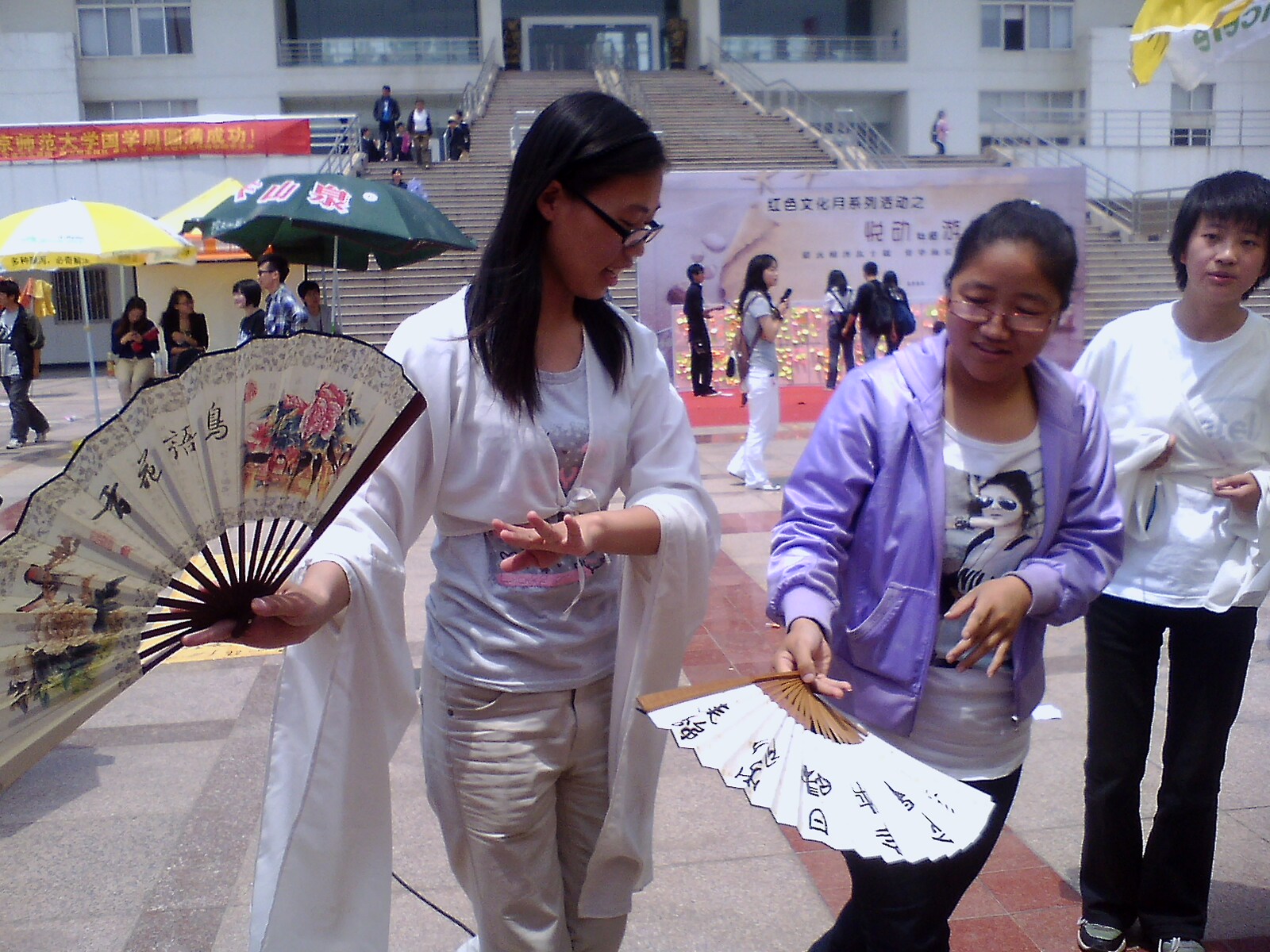 社员在教扇子功