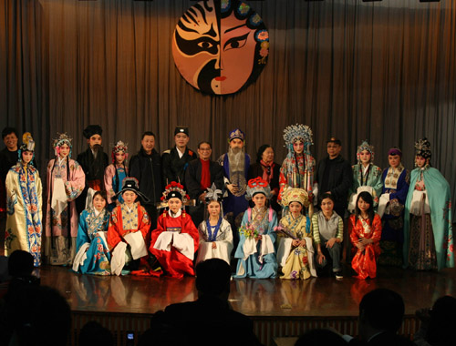 演员和嘉宾合影