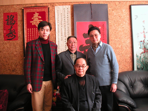 王琴生九十大寿时与谭家三代合影