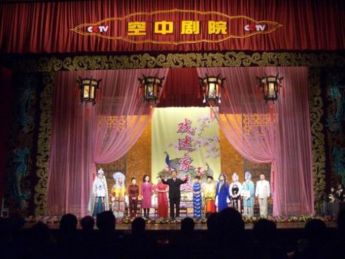 节目之间还有抽奖活动，共十名幸运观众获得空中剧院制作的DVD光盘