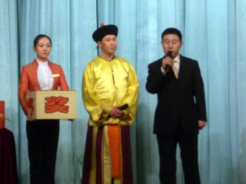 节目之间还有抽奖活动，共十名幸运观众获得空中剧院制作的DVD光盘